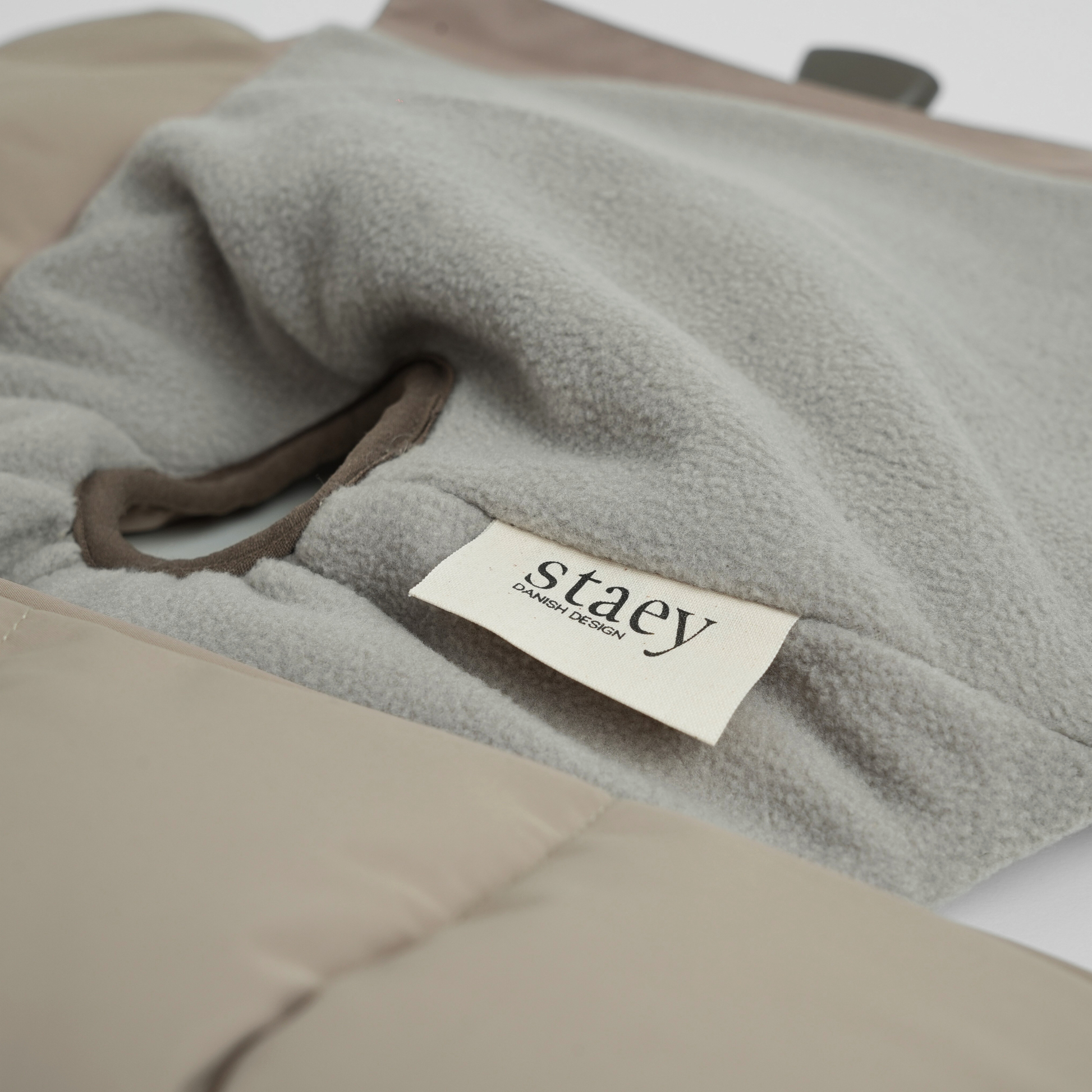 Staey Vera -koiran talvitakki valjailla, hiekka