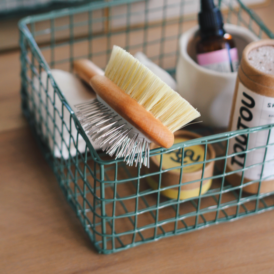 Kaksipuolinen harja pitkälle ja keskipitkälle karvalle