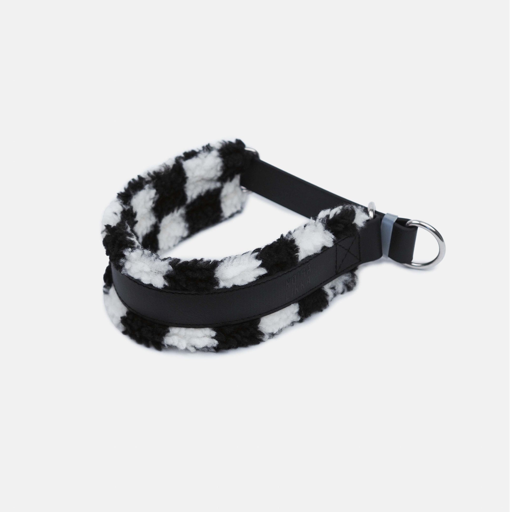 Mustavalkoruudullinen koiran panta