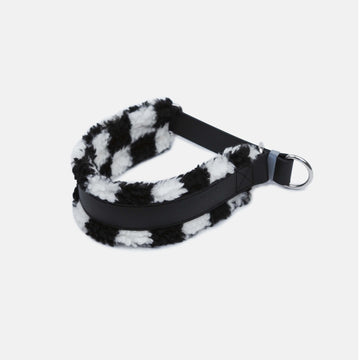 Mustavalkoruudullinen koiran panta